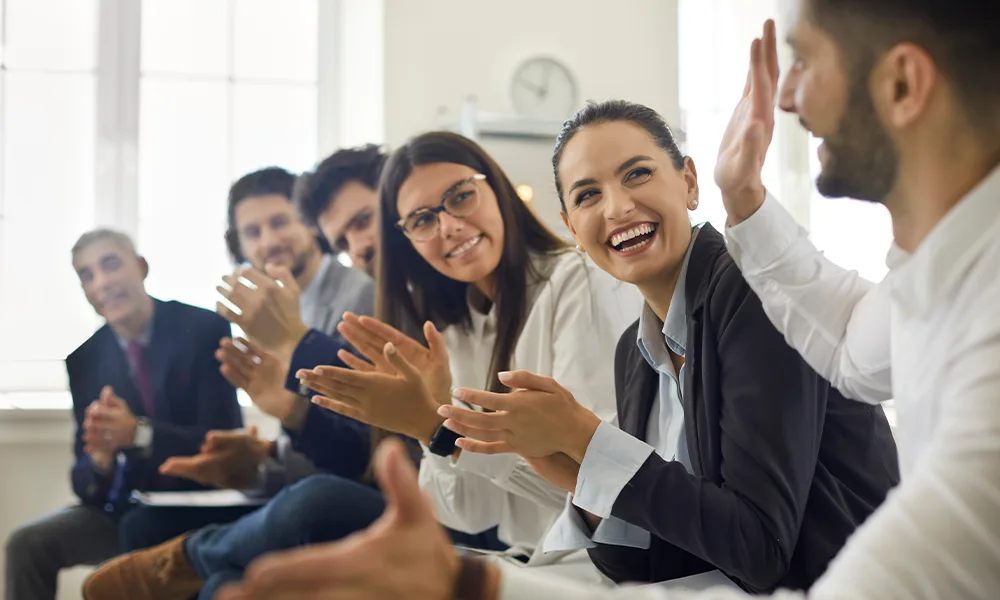 Riunione di condominio con persone sorridenti in studio